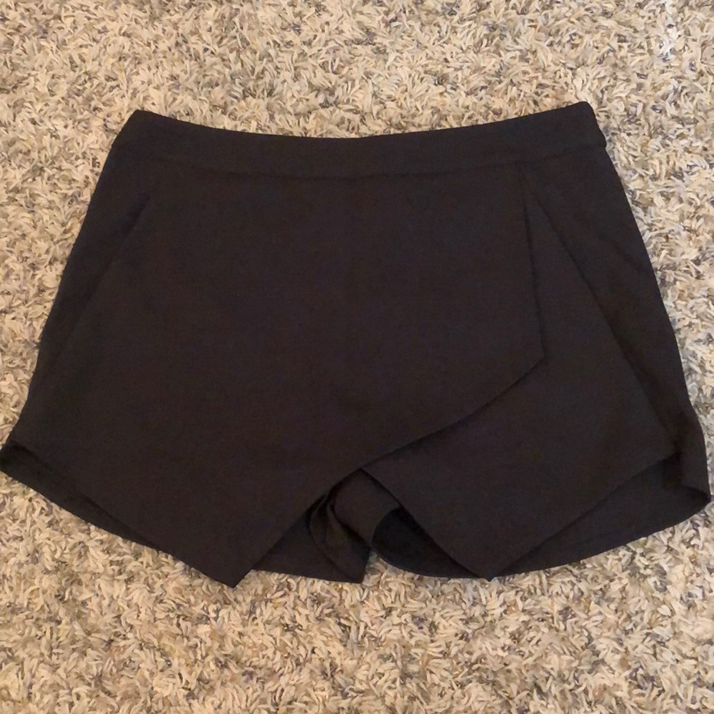 Black skort